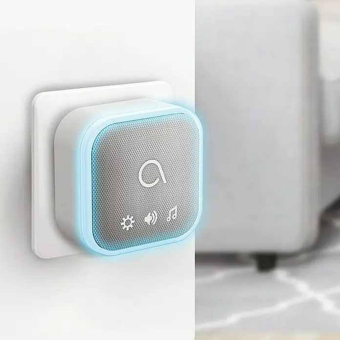 Avidsen Funk-Gong Sona-T Plug Drahtlos für die Steckdose - Grau, Reichweite ca.: 150 m - Nahaufnahme eines weißen Akustikmoduls mit blauer Beleuchtung, das in eine Steckdose gesteckt ist.