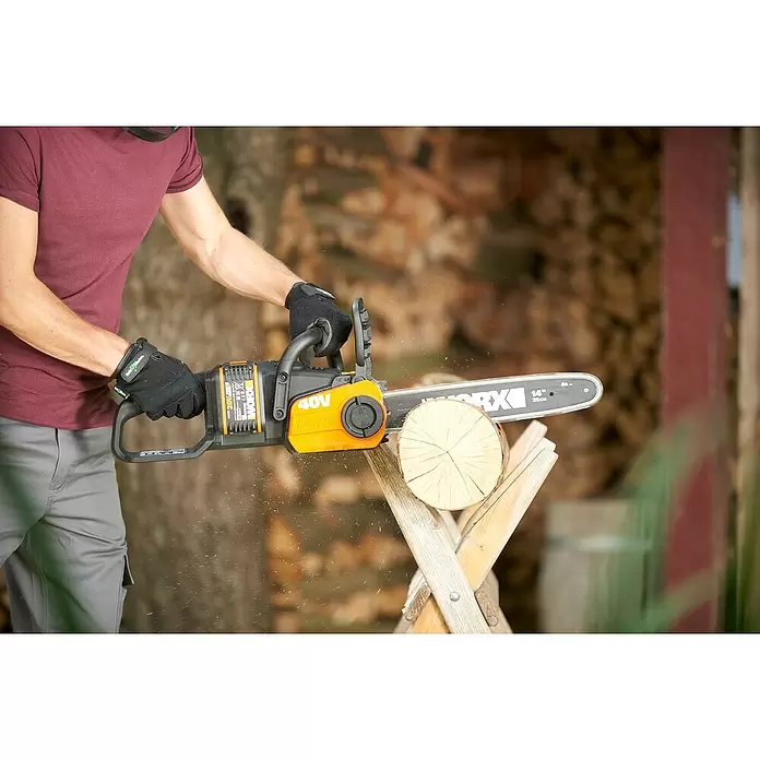 Worx PowerShare 20V Akku-Kettensäge WG384E.9 - Akkuspannung: 40 V, Li-Ionen, Ohne Akku, 35 cm - Person schneidet Holzstamm mit einer orange-schwarzen WORX 40V Kettensäge auf einem Sägebock.