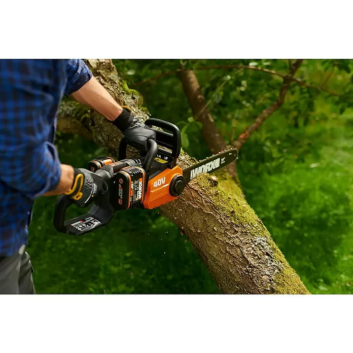 Worx PowerShare 20V Akku-Kettensäge WG384E.9 - Akkuspannung: 40 V, Li-Ionen, Ohne Akku, 35 cm - Person in Handschuhen benutzt eine orange-schwarze WORX 40V Akku-Kettensäge zum Schneiden eines moosigen Astes.