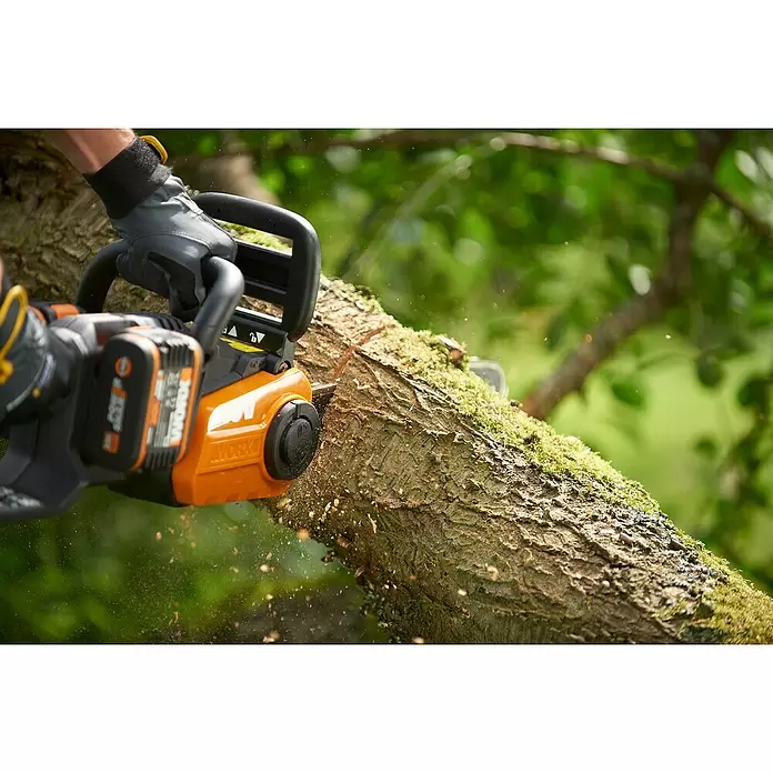 Worx PowerShare 20V Akku-Kettensäge WG384E.9 - Akkuspannung: 40 V, Li-Ionen, Ohne Akku, 35 cm - Orange-schwarze Akku-Kettensäge, von einer behandschuhten Hand gehalten, zersägt einen bemoosten Ast, Späne fliegen.