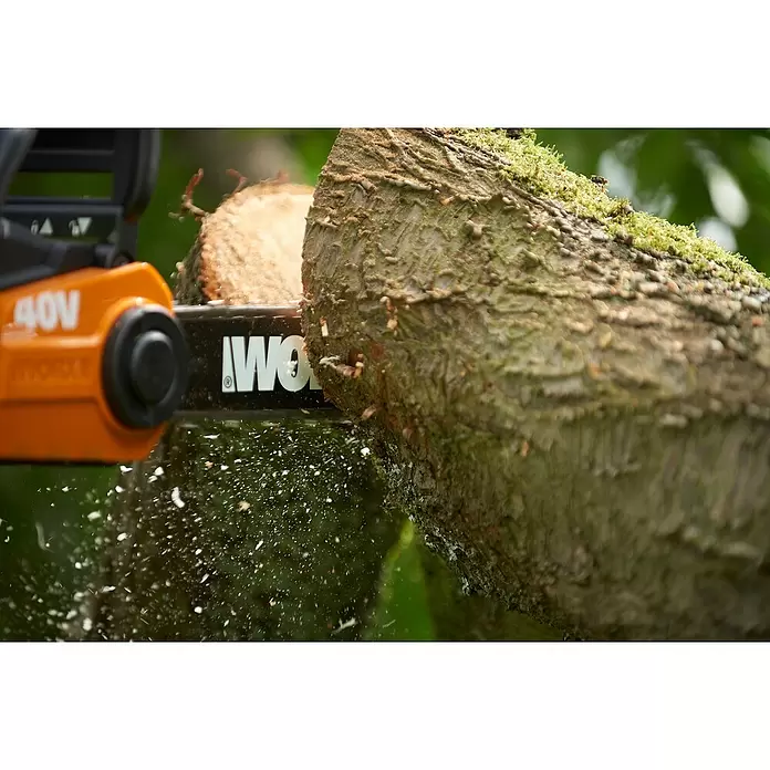 Worx PowerShare 20V Akku-Kettensäge WG384E.9 - Akkuspannung: 40 V, Li-Ionen, Ohne Akku, 35 cm - Orange-schwarze 40V WORX Kettensäge sägt einen moosigen Baumstamm, Sägespäne fliegen.