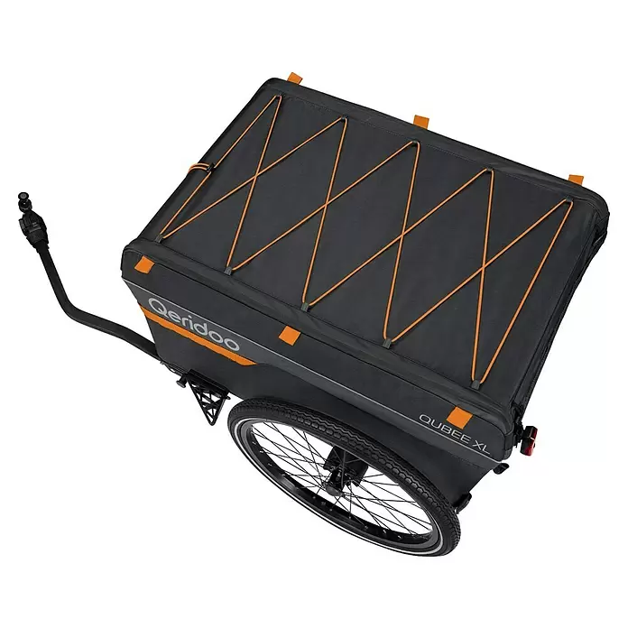 Qeridoo Fahrradanhänger Qubee XL - Max. zulässiges Gesamtgewicht: 60 kg, grau, 220 l - Schwarzer Qeridoo QUBEE XL Fahrradanhänger mit orangefarbenen Akzenten und Spanngurten.