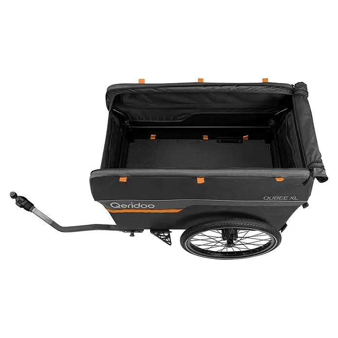 Qeridoo Fahrradanhänger Qubee XL - Max. zulässiges Gesamtgewicht: 60 kg, grau, 220 l - Offener Qeridoo QUBEE XL Fahrradanhänger, dunkelgrau mit orangen Akzenten, zeigt sein geräumiges schwarzes Inneres und die Deichsel.