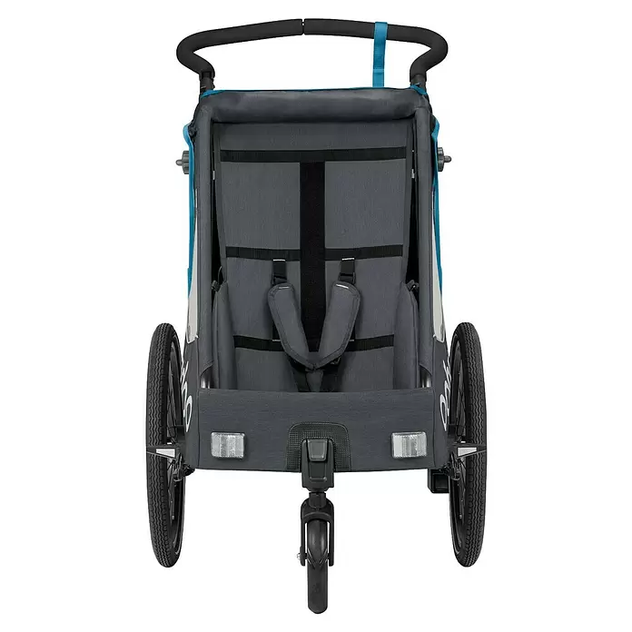 Qeridoo Kinderfahrradanhänger Qupa 1 - Einsitzer, Lime - Vorderansicht eines grauen Kinderanhängers mit blauen Akzenten, schwarzem Griff, 5-Punkt-Gurt und drei Rädern zum Schieben oder Radfahren.