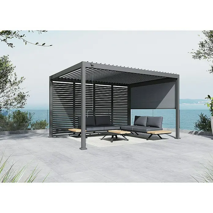 Sunfun Milos Lamellenpavillon - B x T: 386 x 294 cm, Farbe Gestell: Night-Grey, Aluminium - Graue Pergola mit Lamellendach und seitlichen Lamellenwänden sowie einer grauen Stoffbahn als Sichtschutz auf einer Terrasse.