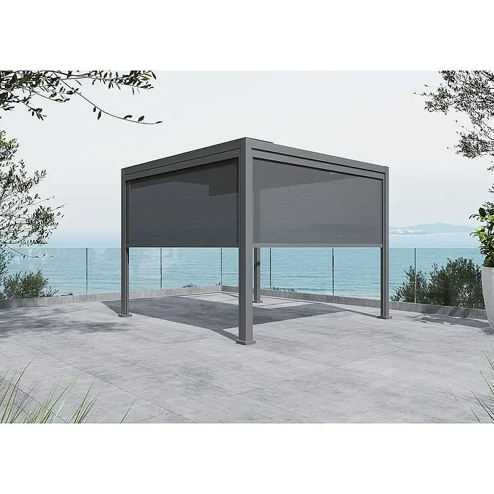Sunfun Milos Panel lateral - An x Al: 276 x 217 cm, Antracita, Para pérgola con laterales Milos, Profundidad: 8,5 cm - Esta imagen muestra una moderna pérgola gris con persianas enrollables de pantalla de privacidad bajadas, en un patio con vistas al mar.