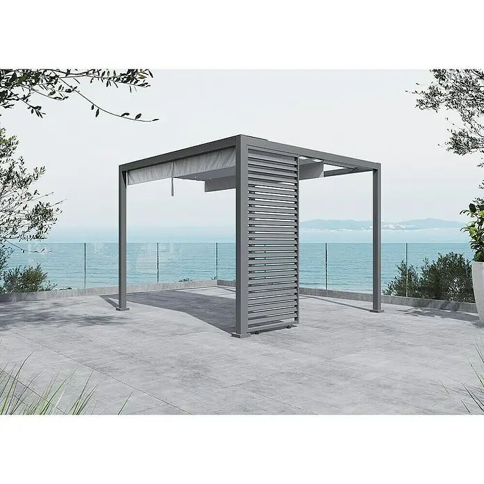 Sunfun Milos Pavillon-Seitenwand Lamellen - B x H: 92 x 221,5 cm, Night-Grey - Ein moderner, grauer Pavillon mit Lamellenwand und ausziehbarer Markise steht auf einer Terrasse mit Meerblick.