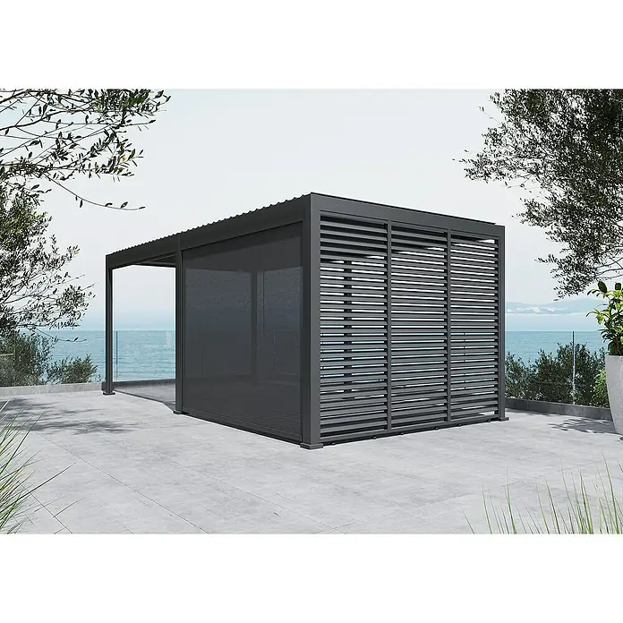 Sunfun Lamellenpavillon Set Milos - B x T: 579 x 294 cm, Night-Grey, Aluminium/PVC/Fiberglas, 5 -tlg. - Bild einer modernen Pergola mit Lamellendach und seitlichem Sichtschutz auf einer Terrasse mit Meerblick.