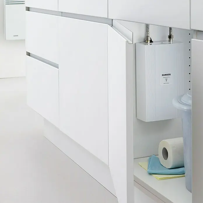 Zanker Durchlauferhitzer DE 13 KE - 13,5 kW, Elektronisch, Geschlossen, 6,4 l/min - Zanker Warmwasserspeicher unter dem Waschbecken im Badezimmer. Sauberkeit und Funktionalität vereint in einem Gerät für warmes Wasser.