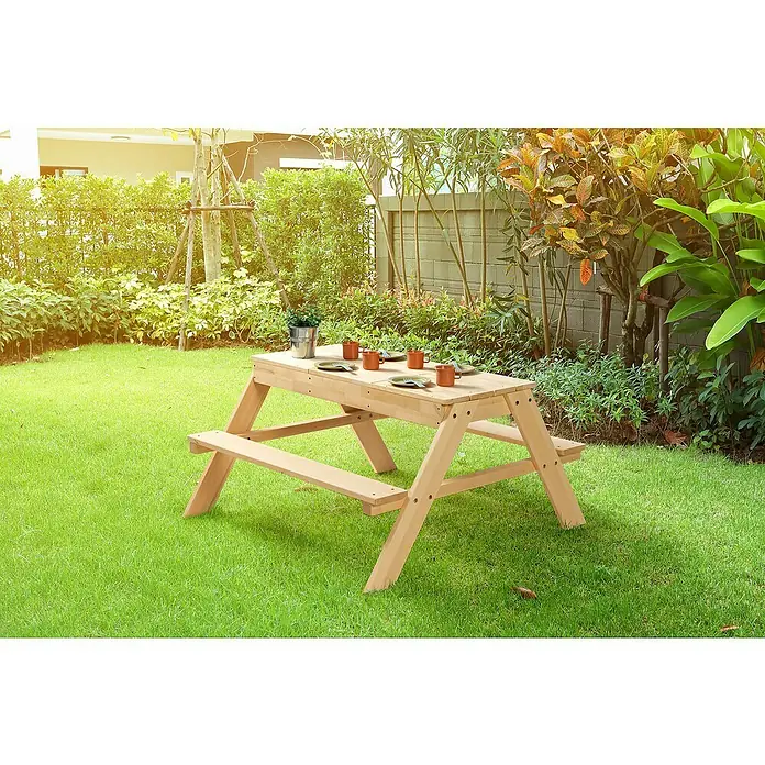 Kinder-Picknicktisch - L x B x H: 90 x 95 x 50 cm, Holz - Ein hölzerner Picknicktisch mit Gedeck im Garten. Ideal für Mahlzeiten im Freien und entspannte Momente.