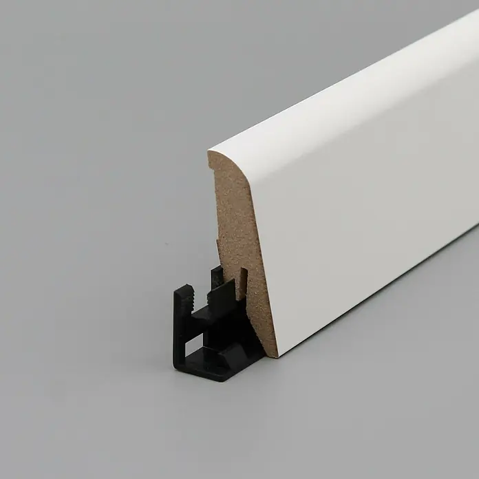 Sockelleiste - 240 x 1,9 x 5,8 cm, MDF - Weiße Fußleiste mit schwarzer Halterung für eine einfache und schnelle Installation. Perfekt für jeden Raum und jeden Stil.