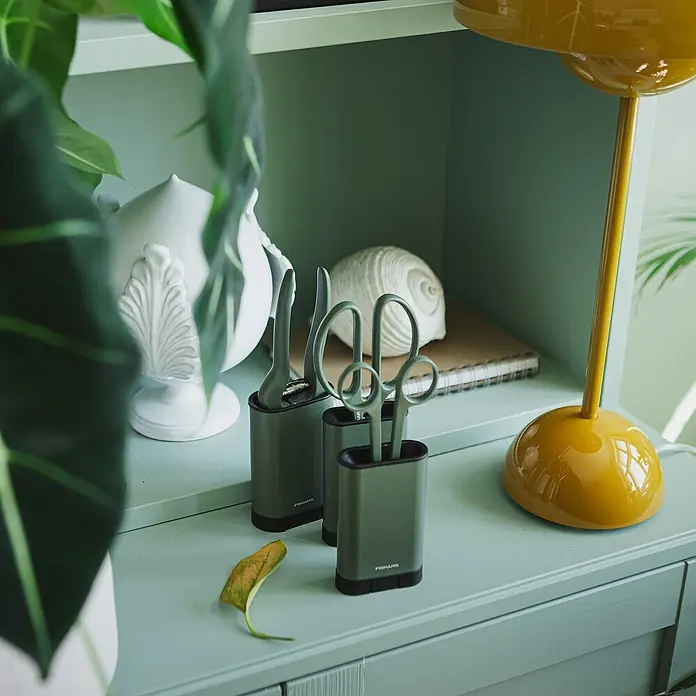 Fiskars Schere kleinElegante, freistehende Werkzeughalterung zur praktischen Aufbewahrung, Material Klinge: Stahl, Präzisionsgeschliffen Mood Shot