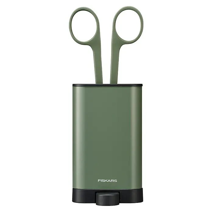 Fiskars Schere klein - Elegante, freistehende Werkzeughalterung zur praktischen Aufbewahrung, Material Klinge: Stahl, Präzisionsgeschliffen - Ein olivgrüner Fiskars-Schuhabstreifer mit einer Schere darin, ideal zur Reinigung von Schuhen und zur Aufbewahrung von Schneidewerkzeugen im Haus.