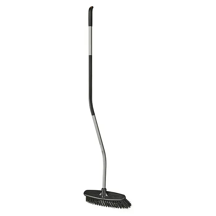 Fiskars Ergonomic Besen - Mit Stiel, Ergonomisch geformt, 1 Stk. - Ein ergonomischer Kehrbesen mit grauem Stiel und schwarzem Besenkopf zum effizienten Reinigen von Böden. Ideal für den Hausgebrauch.