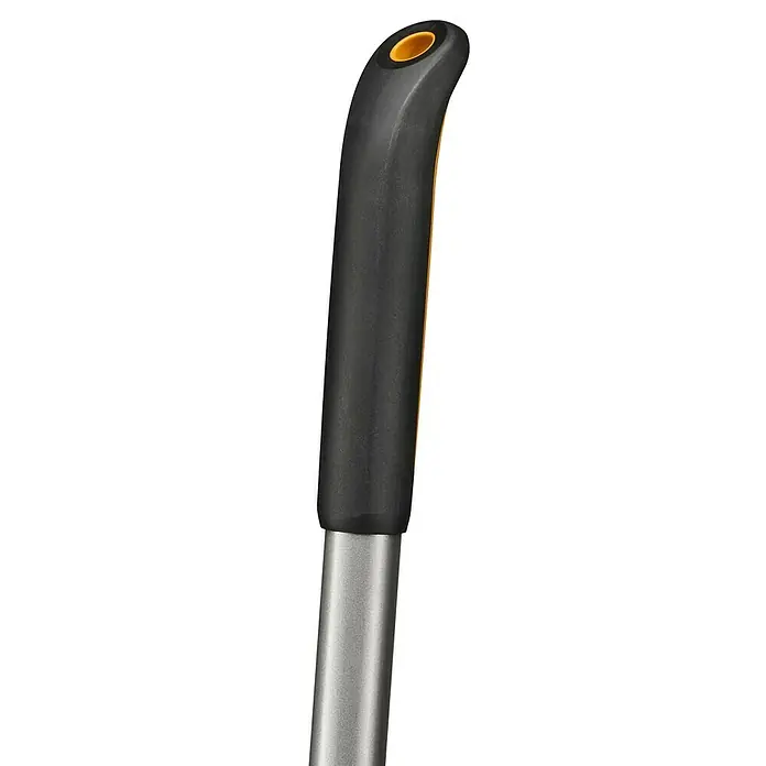Fiskars Ergonomic Fächerbesen - Material Gerätekopf: Borstahl, 1 Stk. - Nahaufnahme eines Fiskars-Gartengeräts mit silbernem Schaft und ergonomischem, schwarz-orangem Griff. Ideal für Gartenarbeiten.