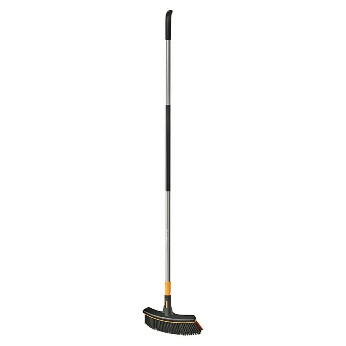 Fiskars Ergonomic Besen - Mit Stiel, Aufhängeloch im Griff - Der Fiskars QuikFit Kehrbesen mit Aluminiumstiel für eine effiziente Reinigung von Außenbereichen. Praktisches Gartenzubehör!