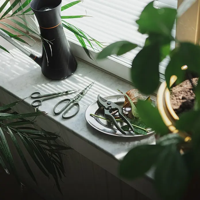 Fiskars Schere klein - Elegante, freistehende Werkzeughalterung zur praktischen Aufbewahrung, Material Klinge: Stahl, Präzisionsgeschliffen - Stillleben mit Gartenschere, Schere und einer eleganten Kaffeekanne auf einer Marmorfensterbank.