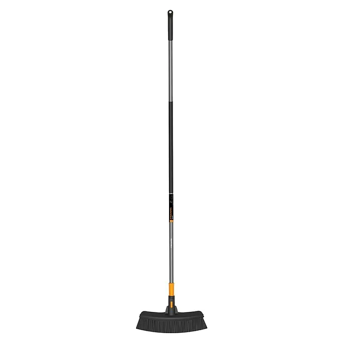 Fiskars Ergonomic Besen - Mit Stiel, Aufhängeloch im Griff - Schwarzer und grauer Besen mit orangefarbenen Akzenten und Produktetikett, mit breitem Kopf und stabilem Stiel.