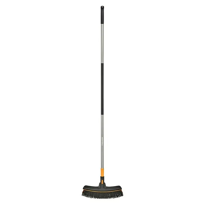 Fiskars Ergonomic Besen - Mit Stiel, Aufhängeloch im Griff - Ein Fiskars QuikFit Straßenbesen mit einem grauen Metallgriff, einem schwarzen Gummigriff und einem gebogenen Besenkopf mit Borsten.