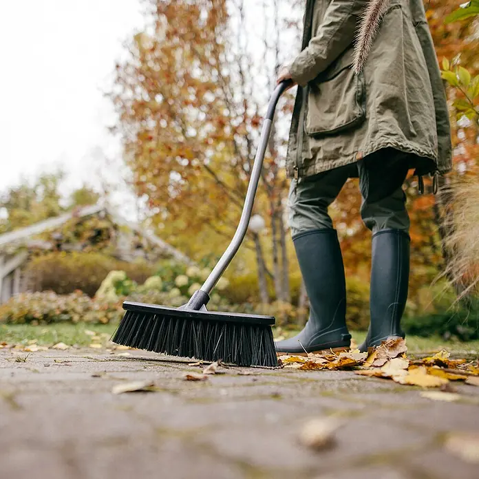 Fiskars Ergonomic Besen - Mit Stiel, Ergonomisch geformt, 1 Stk. - Die robuste Outdoor-Bürste mit festen Borsten und ergonomischem Griff für eine effiziente Reinigung von Wegen und Flächen im Garten.