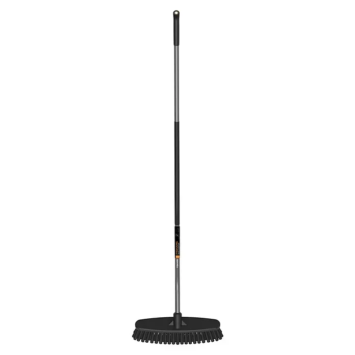 Fiskars Ergonomic Besen - Mit Stiel, Ergonomisch geformt, 1 Stk. - Abgebildeter Fiskars QuikFit Besen mit Teleskopstiel für eine komfortable Reinigung von Böden und Oberflächen.