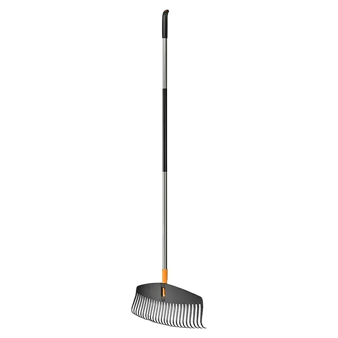 Fiskars Ergonomic Laubbesen - Arbeitsbreite: 51 cm, Ergonomischer Stiel - Moderner Gartenrechen mit schwarzem Griff, silbernem Stiel, orangefarbenem Verbinder und dunkelgrauem Fächerkopf.