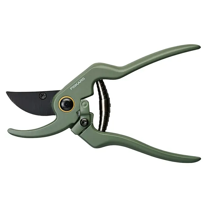 Fiskars Schere - Elegante, freistehende Werkzeughalterung zur praktischen Aufbewahrung, Max. Aststärke: 18 mm - Nahaufnahme einer grünen Fiskars-Gartenschere, die sich ideal zum Beschneiden von Pflanzen und Sträuchern eignet.