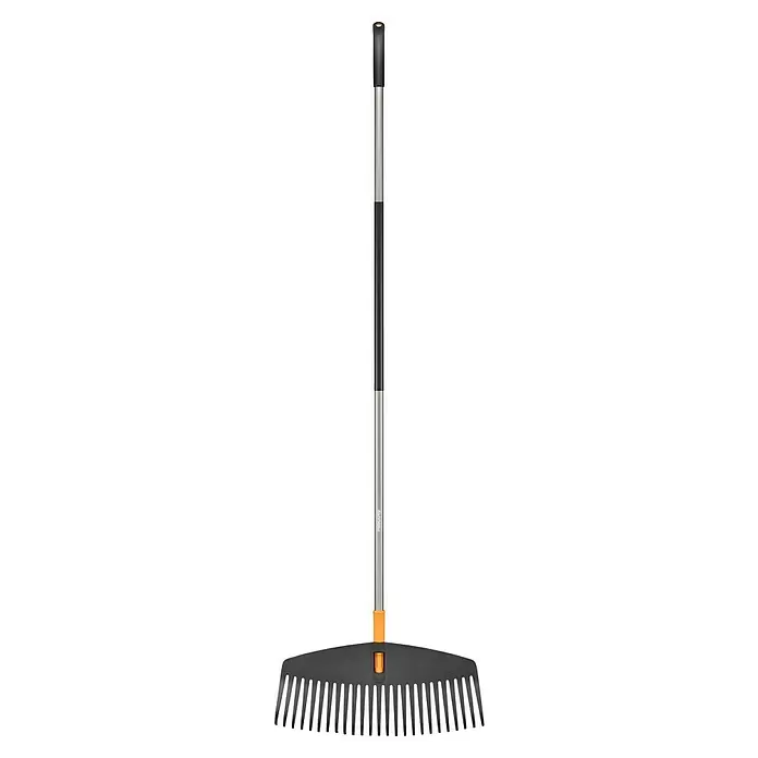 Fiskars Ergonomic Laubbesen - Arbeitsbreite: 51 cm, Ergonomischer Stiel - Langstieliger Gartenrechen mit schwarzem Kunststoffkopf, flexiblen Zinken, silber-schwarzem Stiel und orangefarbenem Akzent am Griffansatz.