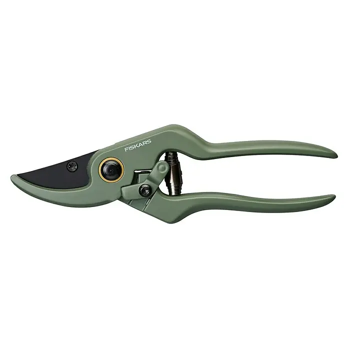 Fiskars Schere - Elegante, freistehende Werkzeughalterung zur praktischen Aufbewahrung, Max. Aststärke: 18 mm - Nahaufnahme einer Fiskars Gartenschere mit olivgrünen Griffen und einer schwarzen Klinge, ideal für präzise Schnitte im Garten.