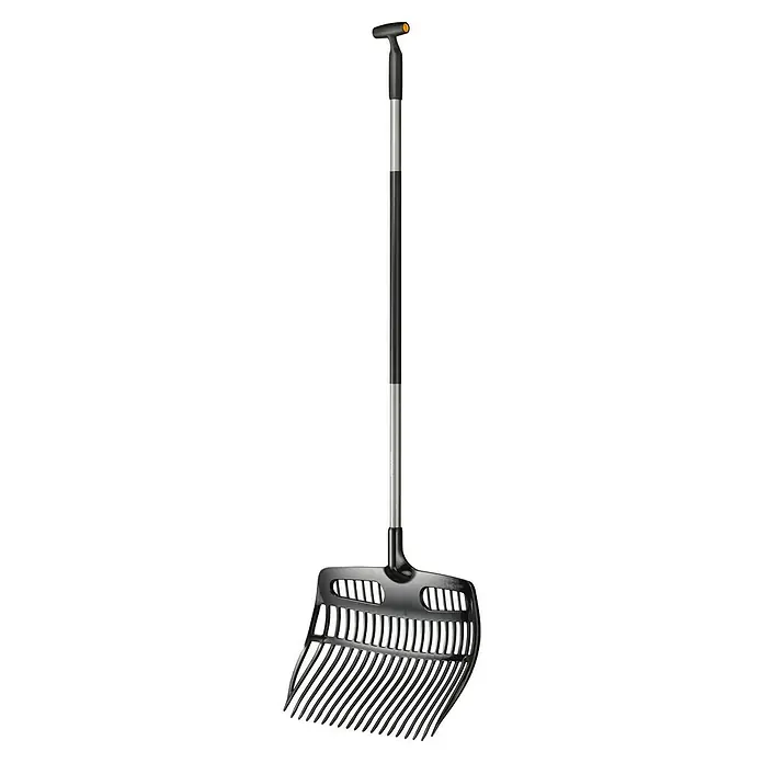 Fiskars Ergonomic Laubschaufel - Material Gerätekopf: Kunststoff, 1 Stk. - Abbildung eines Fiskars Light Laubrechens für die Gartenarbeit.