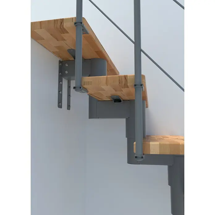 Minka Mittelholmtreppe Comfort Top - Breite: 80 cm, Grau, Farbe Stufen: Buche Natur, Geschosshöhe: 312 cm - Detailaufnahme einer Wendeltreppe mit Holzstufen und grauem Metallgeländer, die modernes Design und Funktionalität vereint.