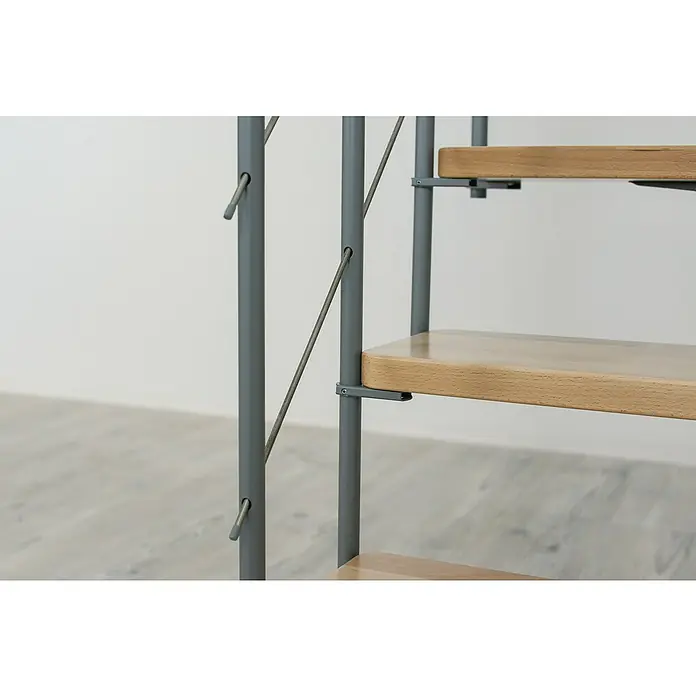 Minka Mittelholmtreppe Comfort Top - Breite: 80 cm, Grau, Farbe Stufen: Buche Natur, Geschosshöhe: 312 cm - Detailaufnahme einer Wendeltreppe mit Holzstufen und grauem Metallgeländer, die modernes Design und Funktionalität vereint.