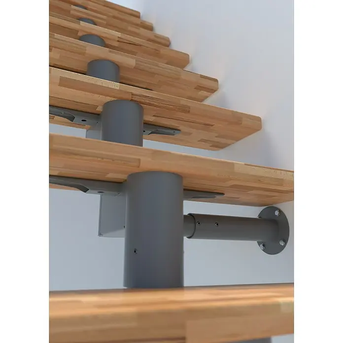 Minka Wandhalterung Comfort Top - Ø x L: 12,7 x 50 cm, Passend für: Minka Mittelholmtreppen Comfort Top - Detailaufnahme einer modernen Holztreppe mit grauen Metallstützen, die an einer weißen Wand befestigt sind.
