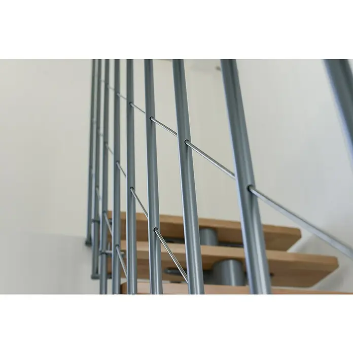 Minka Mittelholmtreppe Comfort Top - Breite: 80 cm, Grau, Farbe Stufen: Buche Natur, Geschosshöhe: 312 cm - Ein Blick auf ein modernes Treppengeländer mit grauen Metallstäben und Holzstufen. Das Geländerdesign ist minimalistisch und stilvoll.