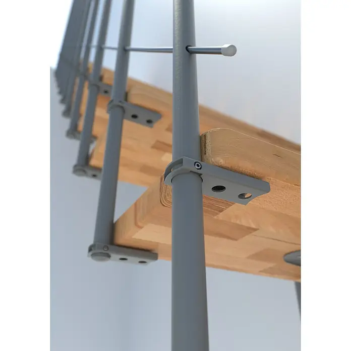 Minka Mittelholmtreppe Comfort Top - Breite: 80 cm, Grau, Farbe Stufen: Buche Natur, Geschosshöhe: 312 cm - Detailaufnahme einer Wendeltreppe mit Holzstufen und grauem Metallgeländer. Die Konstruktion wirkt modern und minimalistisch.