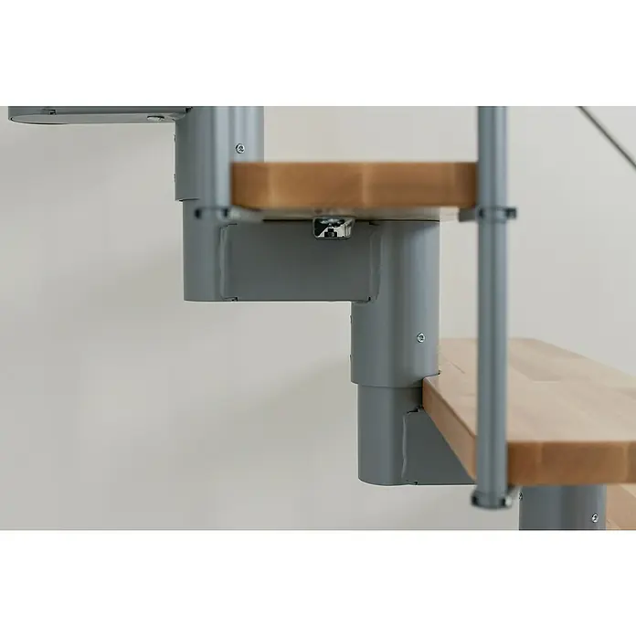Minka Mittelholmtreppe Comfort Top - Breite: 80 cm, Grau, Farbe Stufen: Buche Natur, Geschosshöhe: 312 cm - Nahaufnahme einer eleganten Spindeltreppe mit grauen Metallelementen und hellen Holzstufen. Das schlichte Design integriert sich gut in moderne Innenräume.