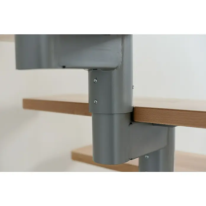 Minka Mittelholmtreppe Comfort Top - Breite: 80 cm, Grau, Farbe Stufen: Buche Natur, Geschosshöhe: 312 cm - Nahaufnahme einer Wendeltreppe mit grauen Metallstützen und Holzstufen. Die Schrauben sind sichtbar, die die Stufen fixieren.