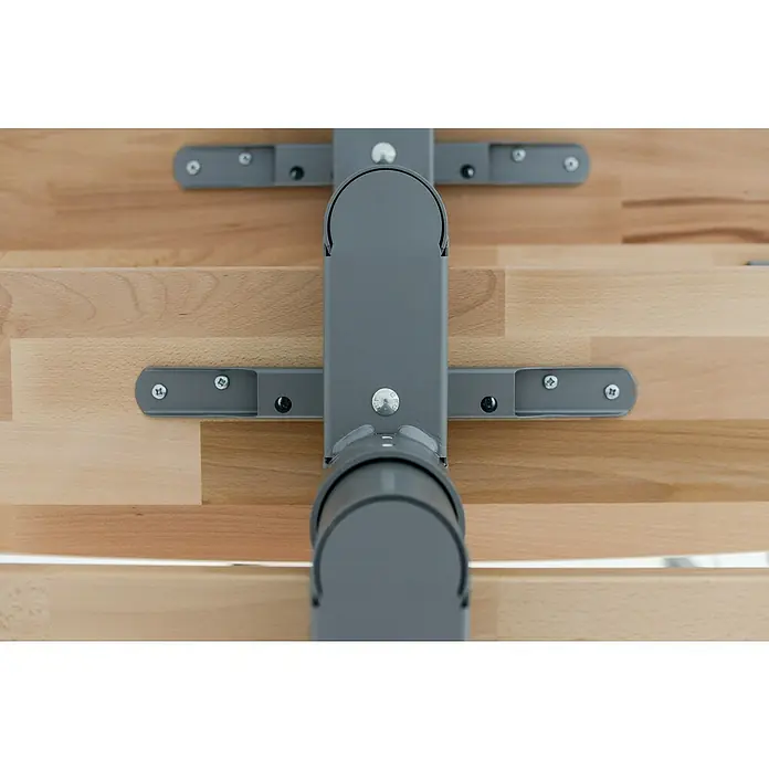 Minka Mittelholmtreppe Comfort Top - Breite: 80 cm, Grau, Farbe Stufen: Buche Natur, Geschosshöhe: 312 cm - Detailaufnahme eines höhenverstellbaren Schreibtischgestells aus grauem Metall, befestigt an einer hellen Holzplatte.