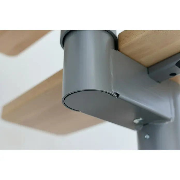 Minka Mittelholmtreppe Comfort Top - Breite: 80 cm, Grau, Farbe Stufen: Buche Natur, Geschosshöhe: 312 cm - Nahaufnahme der robusten, grauen Metallstruktur einer Treppe, die moderne Ästhetik und Funktionalität vereint.