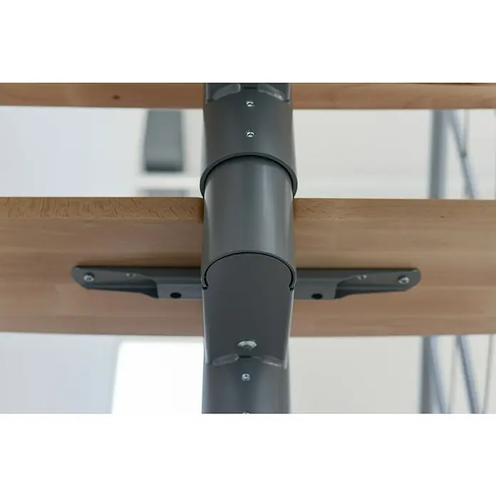 Minka Mittelholmtreppe Comfort Top - Breite: 80 cm, Grau, Farbe Stufen: Buche Natur, Geschosshöhe: 312 cm - Detailaufnahme einer Spindeltreppe, die die graue Metallsäule und die Befestigung an den Holzstufen zeigt.\n