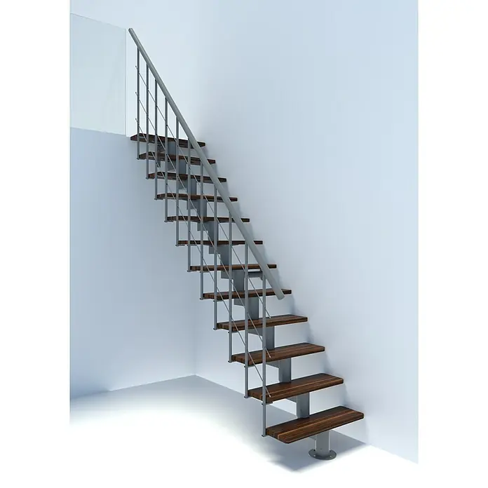 Minka Mittelholmtreppe Comfort Top - Breite: 80 cm, Grau, Farbe Stufen: Buche Walnuss gebeizt, Geschosshöhe: 312 cm - Eine elegante Treppe mit Holzstufen und einem Geländer aus Metall, die sich in einem hellen Raum befindet. Die Treppe verleiht dem Raum einen modernen Touch.