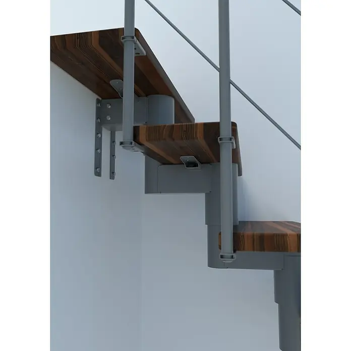 Minka Mittelholmtreppe Comfort Top - Breite: 80 cm, Grau, Farbe Stufen: Buche Walnuss gebeizt, Geschosshöhe: 312 cm - Detailaufnahme einer modernen Treppe mit Holzstufen und grauem Metallgeländer, die an einer weißen Wand befestigt ist. Das Design ist minimalistisch und stilvoll.