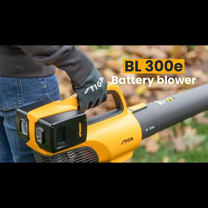 Stiga Akku-Laubbläser BL 300 E - 20 V, 2 Akkus, 4 Ah, Blasgeschwindigkeit: 42 m/s - New STIGA cordless leaf blower:  BL 300e