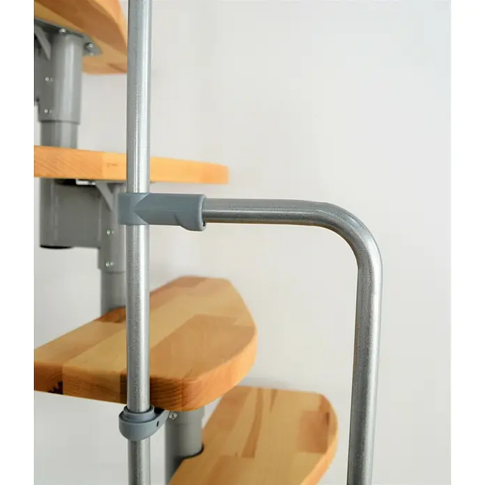 Minka Raumspartreppe Monaco - Breite: 60 cm, Grau, Farbe Stufen: Buche Natur, Geschosshöhe: 294 cm - Nahaufnahme einer Wendeltreppe mit Holzstufen und einem grauen Metallgeländer, das sich an einer weißen Wand nach oben windet.