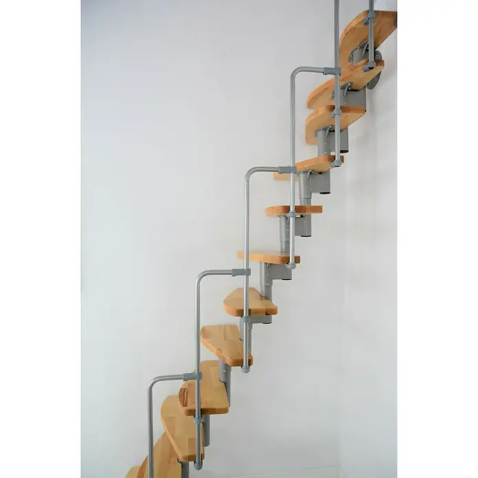 Minka Raumspartreppe Monaco - Breite: 60 cm, Grau, Farbe Stufen: Buche Natur, Geschosshöhe: 294 cm - Detailaufnahme einer eleganten Wendeltreppe mit Holzstufen und einem grauen Metallgeländer vor einer weißen Wand.