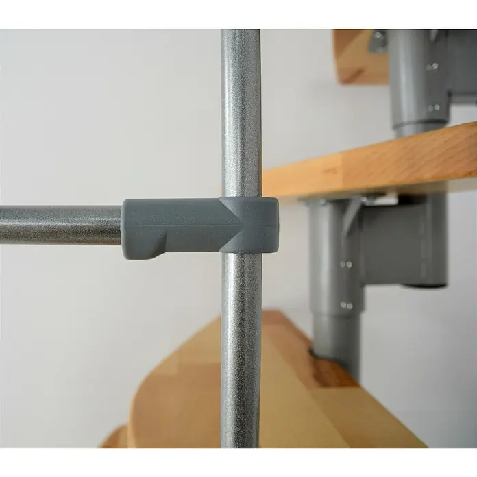 Minka Raumspartreppe Monaco - Breite: 60 cm, Grau, Farbe Stufen: Buche Natur, Geschosshöhe: 294 cm - Detailaufnahme einer Wendeltreppe mit silberfarbenem Geländer und hellbraunen Holzstufen. Das graue Verbindungselement verbindet die Geländerstäbe.