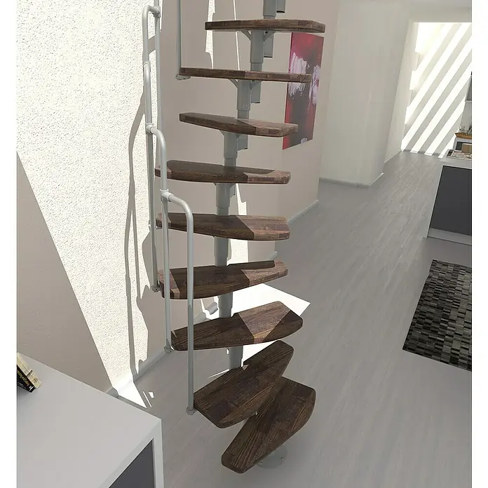 Minka Raumspartreppe Monaco - Breite: 60 cm, Grau, Farbe Stufen: Buche Walnuss gebeizt, Geschosshöhe: 294 cm - Eine elegante Wendeltreppe mit Holzstufen und einem weißen Geländer. Die Treppe fügt sich nahtlos in das moderne Innendesign ein.
