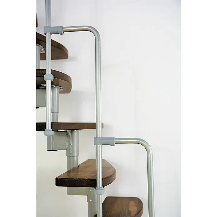 Minka Raumspartreppe Monaco - Breite: 60 cm, Grau, Farbe Stufen: Buche Walnuss gebeizt, Geschosshöhe: 294 cm - Detailaufnahme einer Wendeltreppe mit Holzstufen und einem silberfarbenen Metallgeländer vor einer weißen Wand.