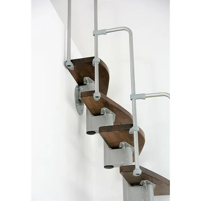 Minka Raumspartreppe Monaco - Breite: 60 cm, Grau, Farbe Stufen: Buche Walnuss gebeizt, Geschosshöhe: 294 cm - Detailaufnahme einer eleganten Wendeltreppe mit Holzstufen und einem robusten, grauem Metallgeländer.