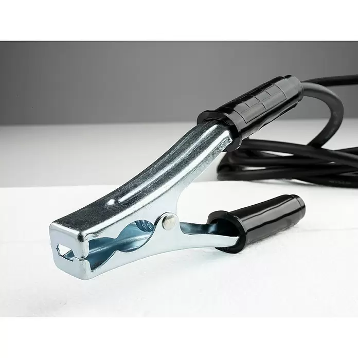 Güde Plasmaschneider GPS-K AIR CUT 40 AK - Schweißstrom: 15 A - 40 A, Max. Schnittstärke: 12 mm, 230 V - Silberne metallische Schweiß-Masseklemme mit schwarzem isoliertem Griff und gewickeltem schwarzem Kabel.